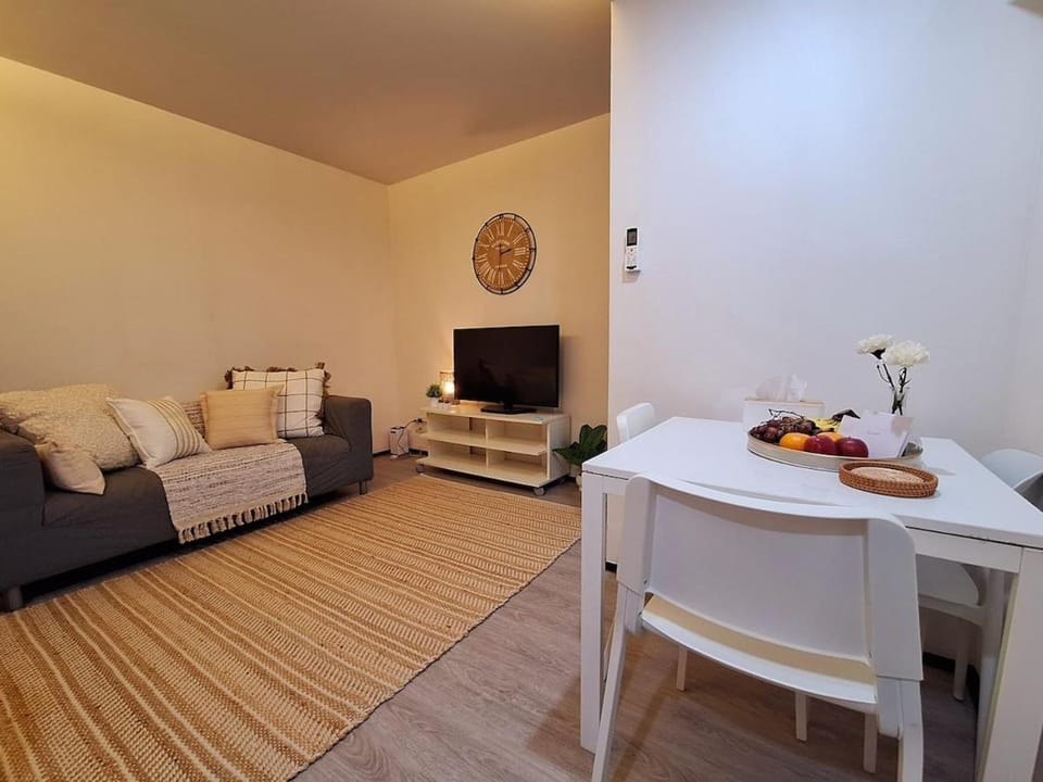 TV and multimedia, Living room, Seating area, Dining area
