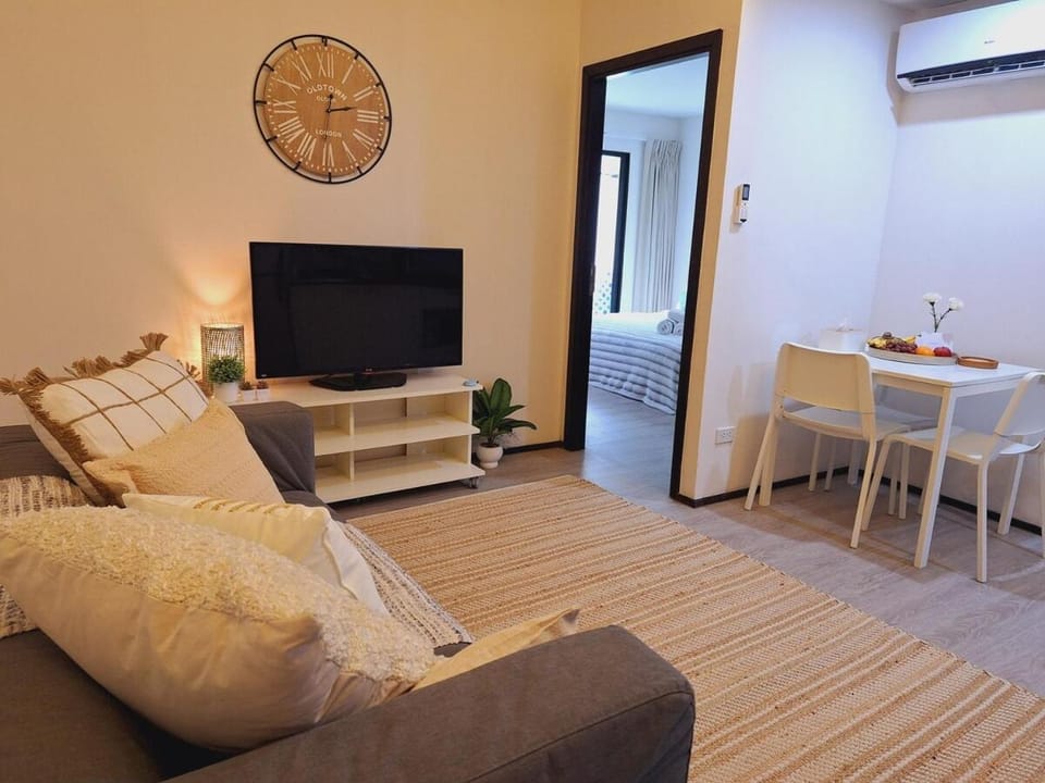 TV and multimedia, Living room, Photo of the whole room, Seating area, Dining area, air conditioner