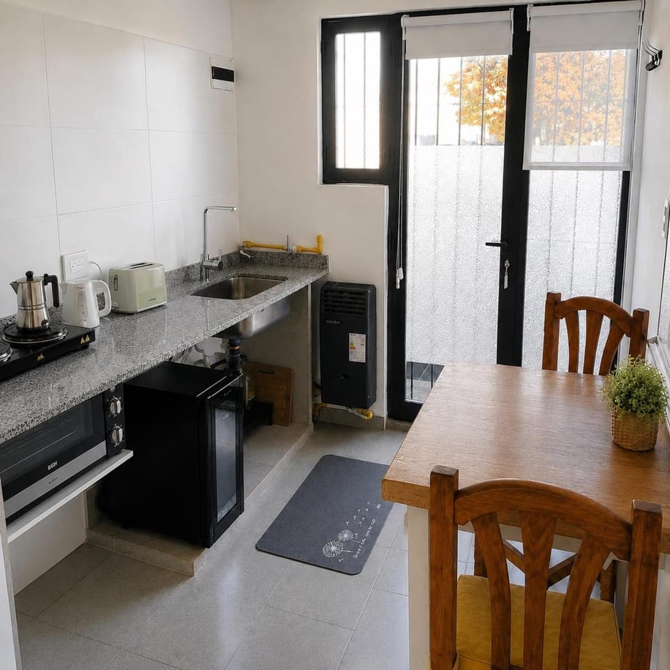 Kitchen or kitchenette, Dining area, minibar, oven, stove, toaster
