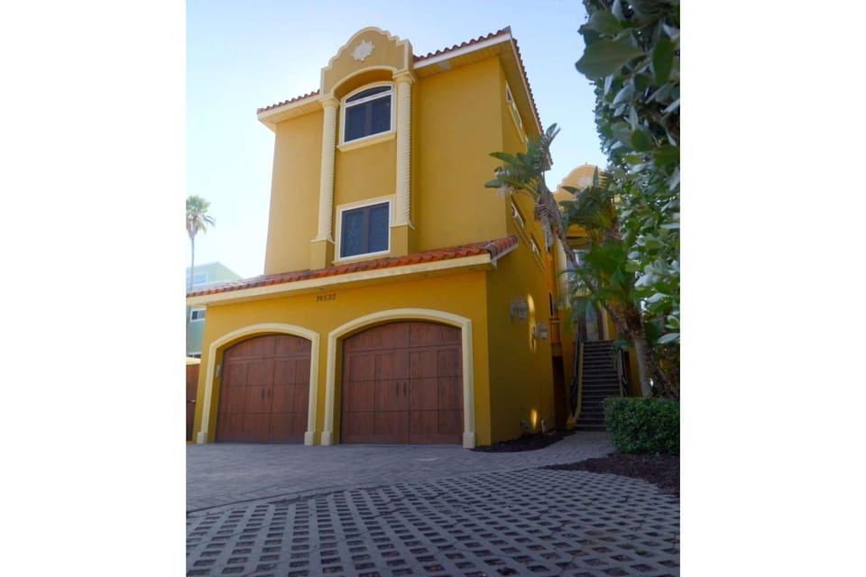 Vista del Mar Villa by GoldenCoastRentals House in Indian Shores