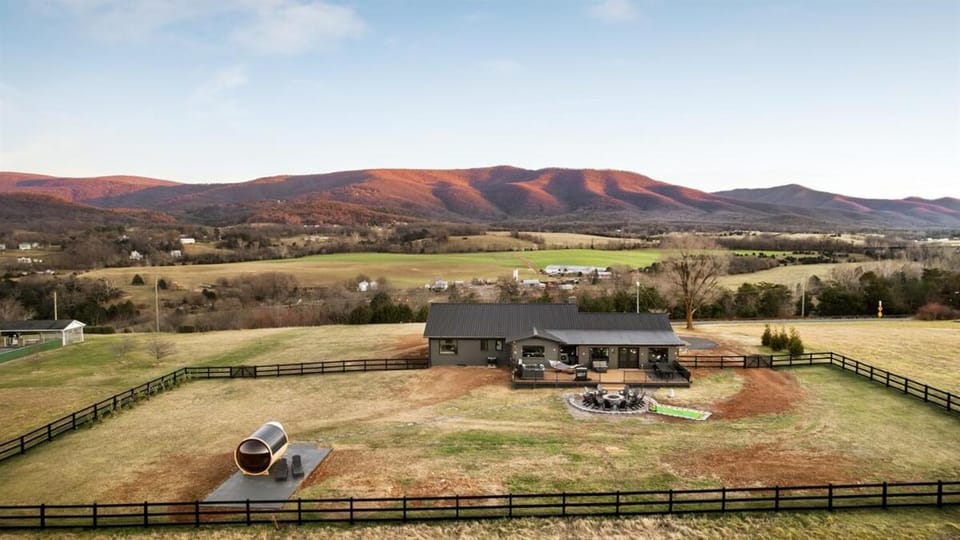 Luxe, Mountain VIEWS, Sauna, HotTub, Pups House in Shenandoah Valley