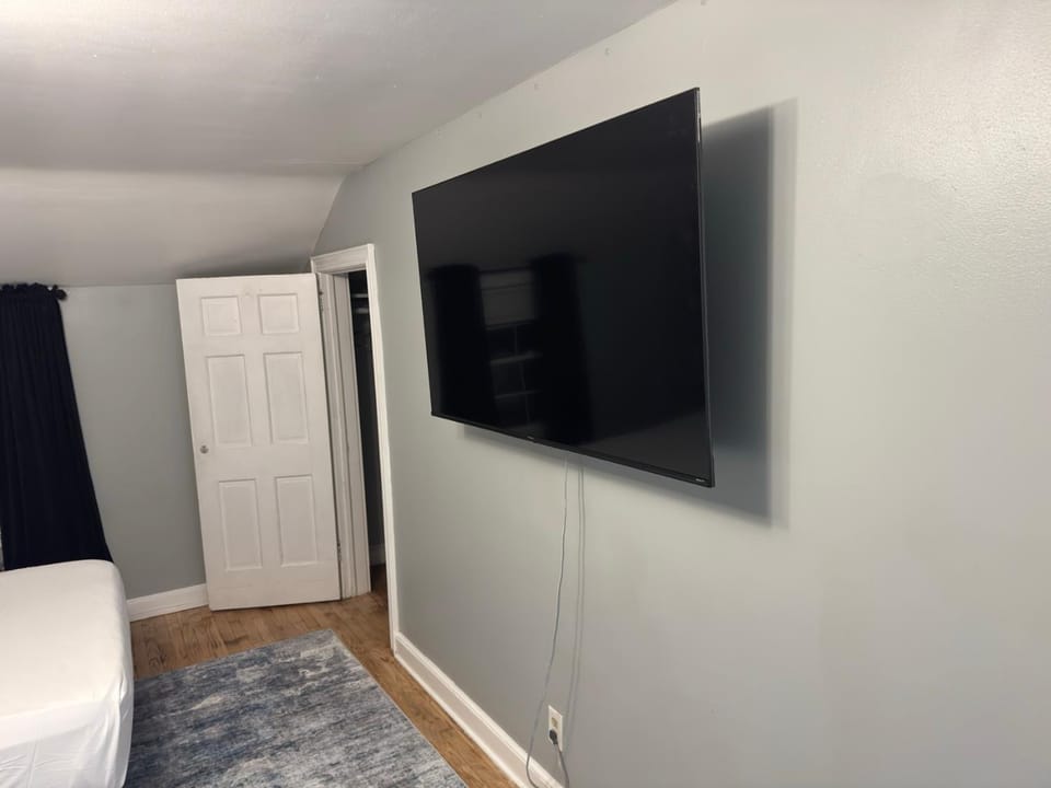 Bed, TV and multimedia, Bedroom