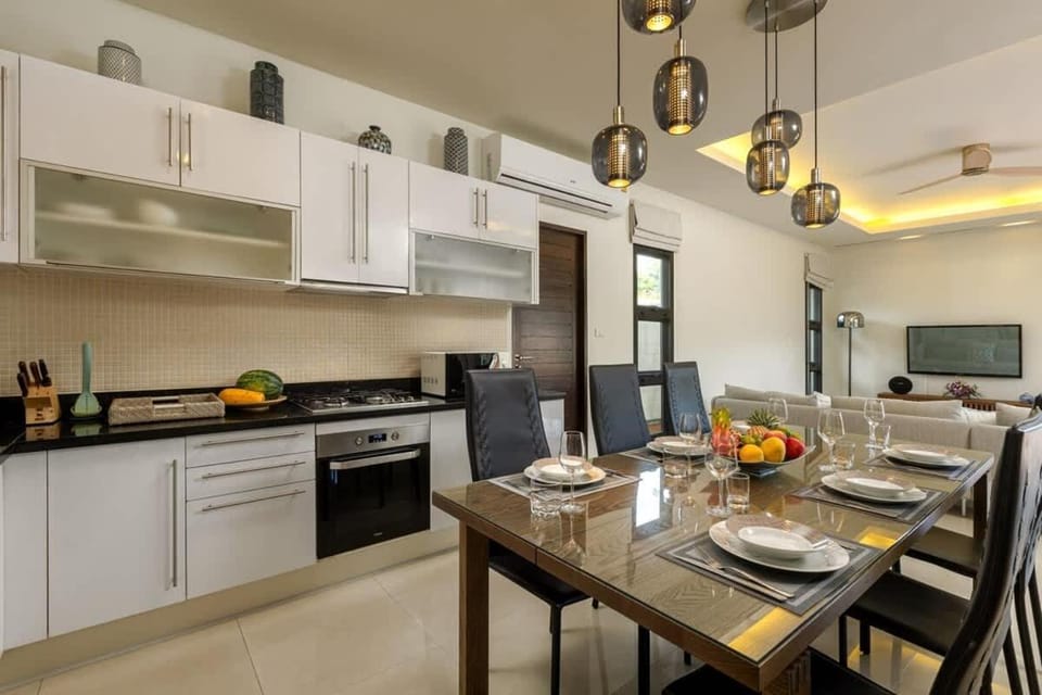 Kitchen or kitchenette, Dining area, oven, stove