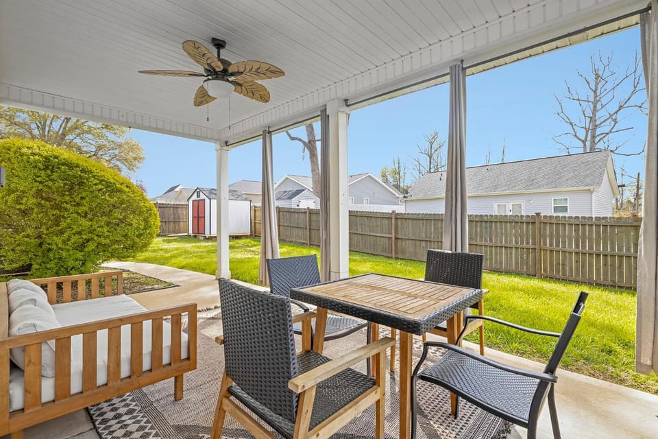 Charming Belmont Retreat - 3 beds & Private Yard House in Belmont