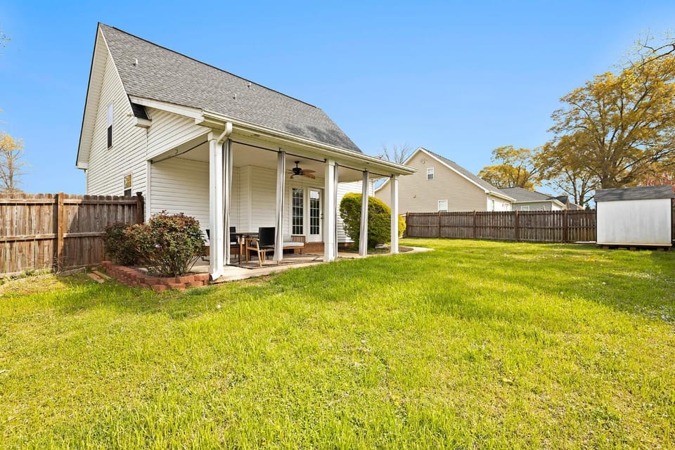 Charming Belmont Retreat - 3 beds & Private Yard House in Belmont