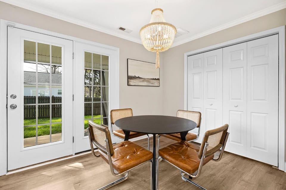 Charming Belmont Retreat - 3 beds & Private Yard House in Belmont