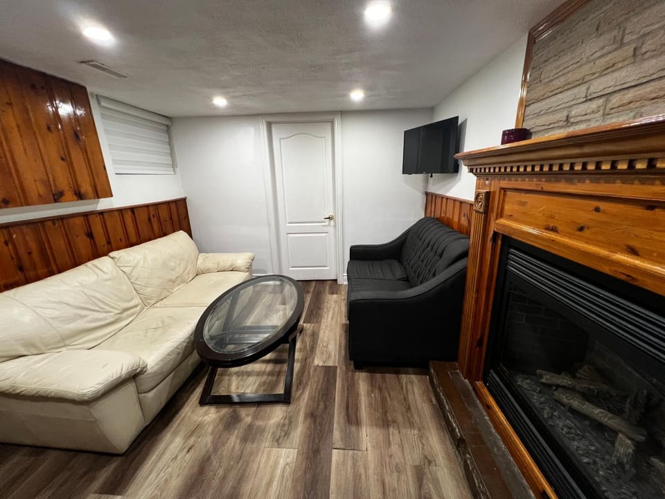 Prime Location 3Bedrooms, 2 Bath, Basement Apartment with parking- Streetsville Area, Close to Transit- Sleeps 6 Apartment in Mississauga