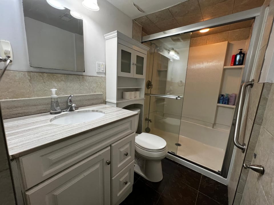 Prime Location 3Bedrooms, 2 Bath, Basement Apartment with parking- Streetsville Area, Close to Transit- Sleeps 6 Apartment in Mississauga