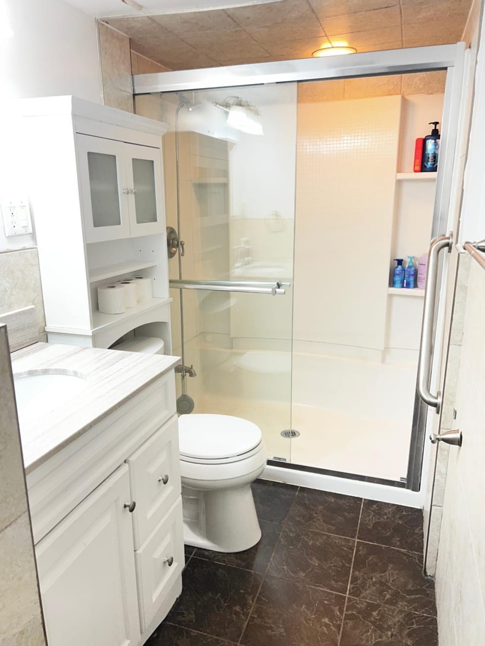 Prime Location 3Bedrooms, 2 Bath, Basement Apartment with parking- Streetsville Area, Close to Transit- Sleeps 6 Apartment in Mississauga