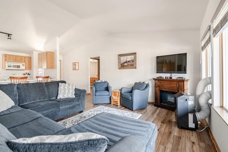 TV and multimedia, Kitchen or kitchenette, Living room, Seating area, fireplace