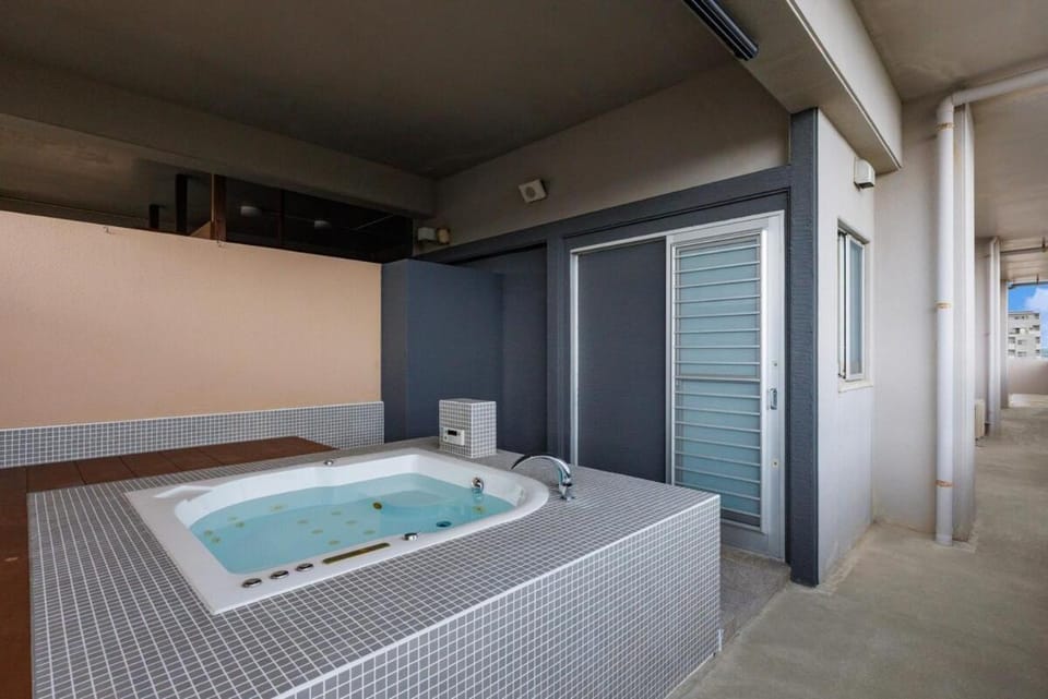 12階絶景オーシャンビュー サウナジャグジー付 BBQ可 最大6名 parking2台無料 P117 Apartment in Okinawa Prefecture