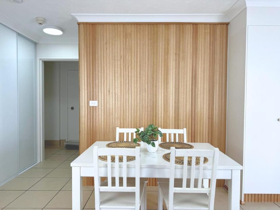 Luxe Ocean & River Views Apt - 2 Bed 2 Bath Apartment in Surfers Paradise