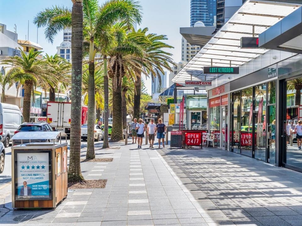 Luxe Ocean & River Views Apt - 2 Bed 2 Bath Apartment in Surfers Paradise