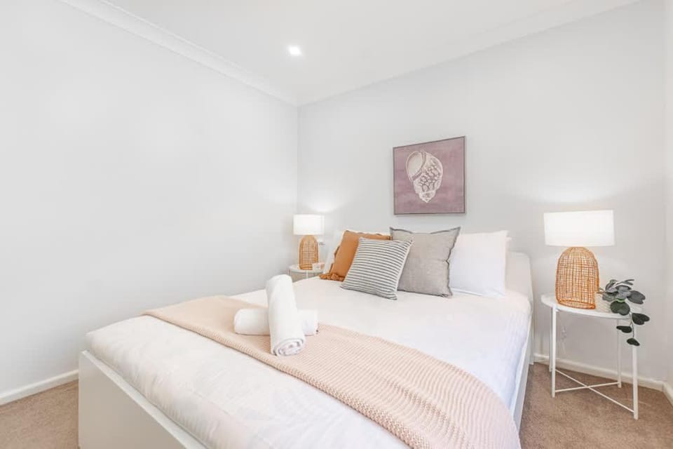 Conveniently Located Double Room Near Eastwood - Shared Bathroom and Kitchen Bed and Breakfast in Sydney