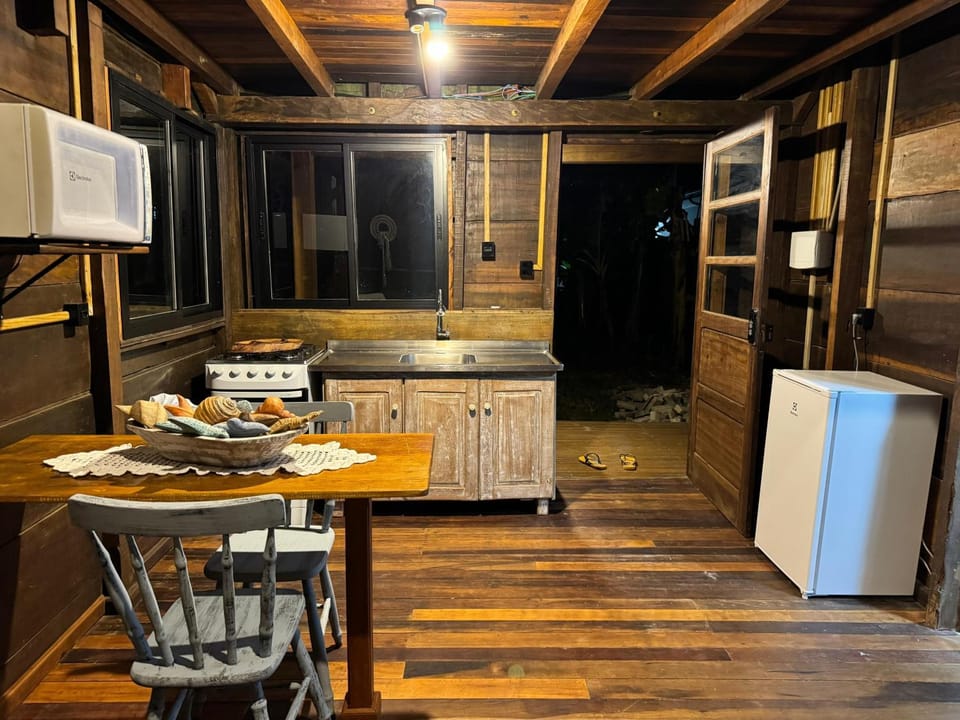 Kitchen or kitchenette, Dining area, minibar, oven