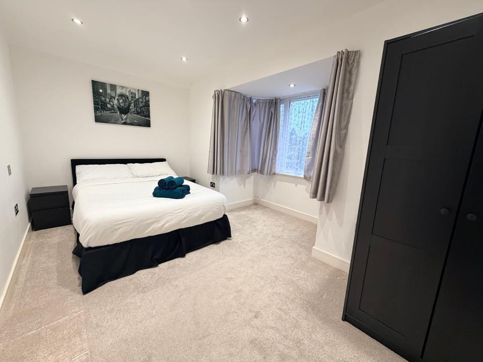 Sleek Modern 2BDR Flat in Charming Pinner Apartment in Pinner