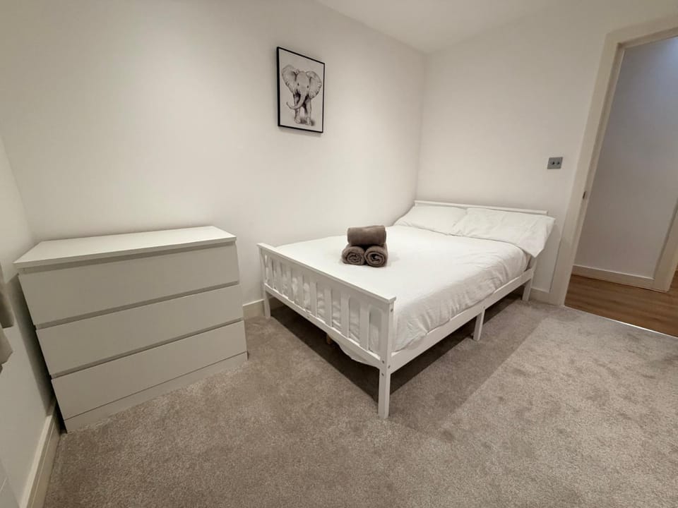 Sleek Modern 2BDR Flat in Charming Pinner Apartment in Pinner
