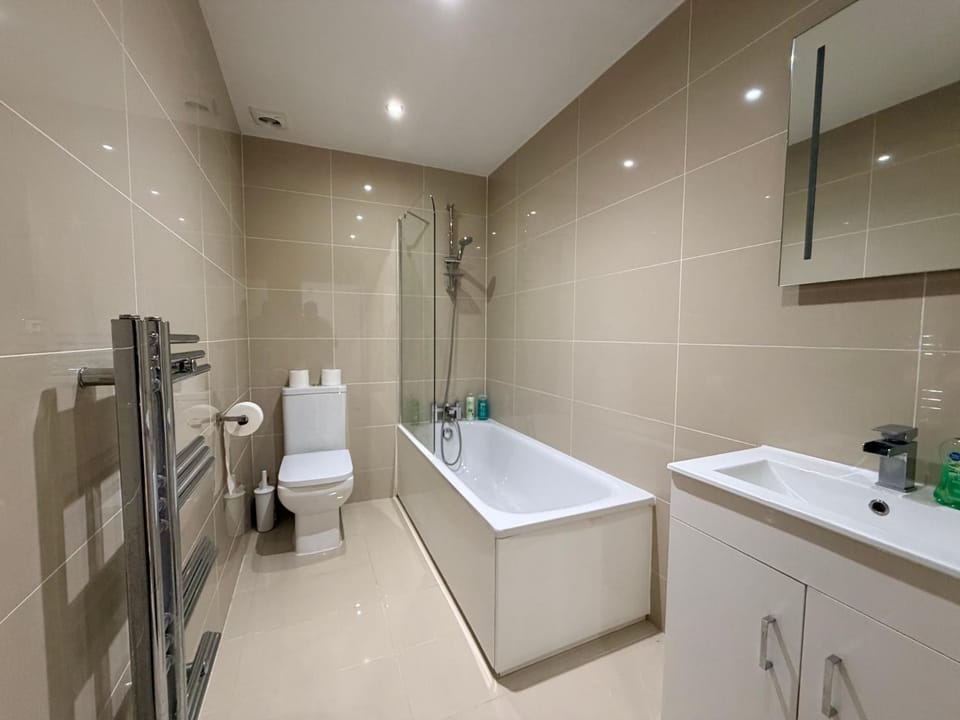 Sleek Modern 2BDR Flat in Charming Pinner Apartment in Pinner