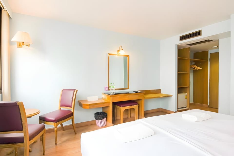 Bed, Photo of the whole room, Seating area, Bedroom, wardrobe, air conditioner