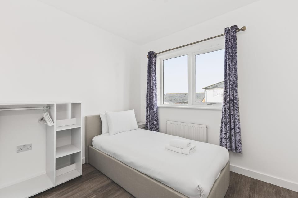 Beautiful 4BDR Townhouse with Free Parking House in Southall
