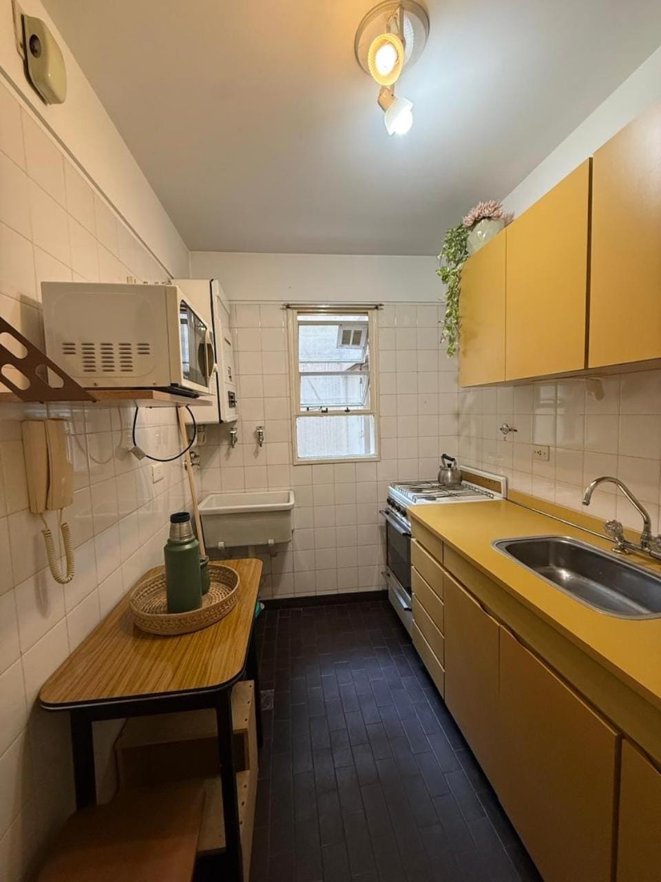 Kitchen or kitchenette, minibar, stove