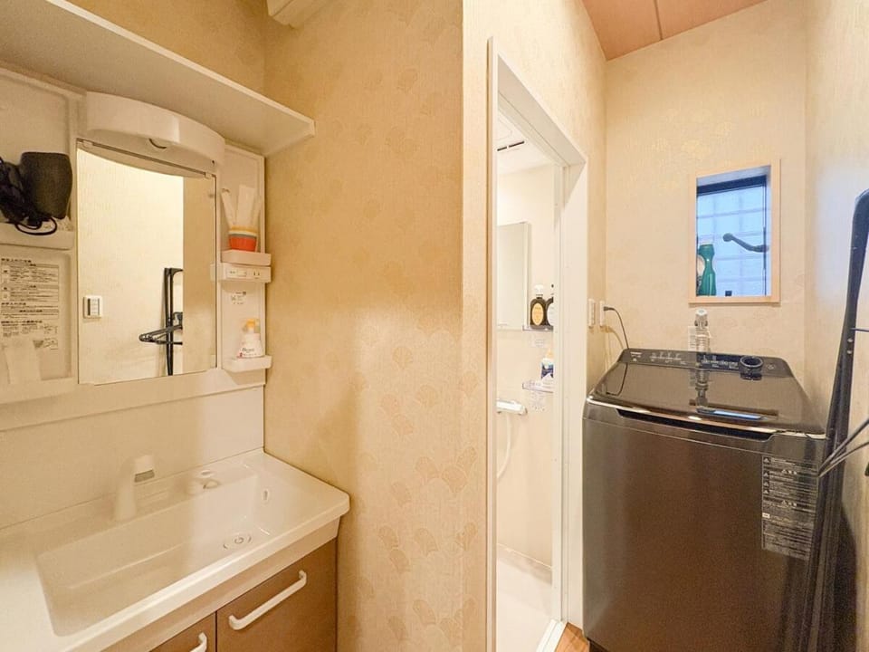 Heart Inn Double bathroom 11 guests Direct access to Kansai Airport 5min walk from the station Freewifi Apartment in Osaka