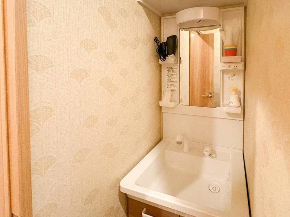 Heart Inn Double bathroom 11 guests Direct access to Kansai Airport 5min walk from the station Freewifi Apartment in Osaka