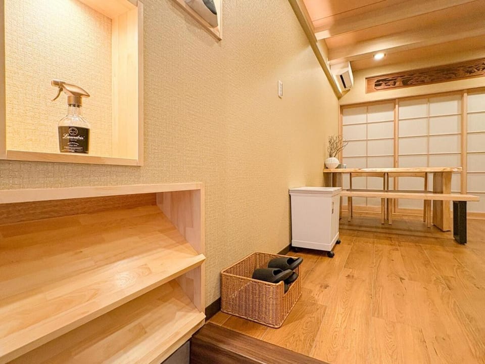Heart Inn Double bathroom 11 guests Direct access to Kansai Airport 5min walk from the station Freewifi Apartment in Osaka