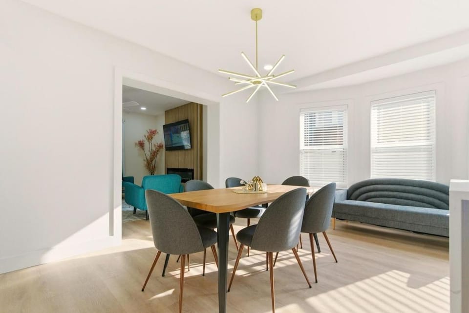 NEW! Gated, Secure, Modern, Beauriful 6 bdr, 4 bth, Near Everything House in Kansas City