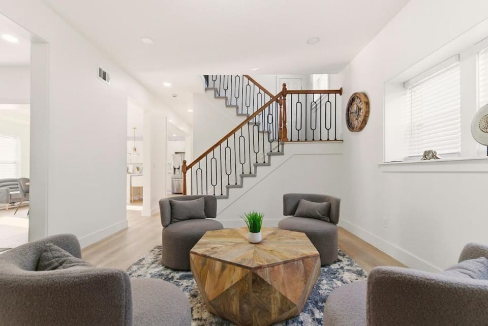 NEW! Gated, Secure, Modern, Beauriful 6 bdr, 4 bth, Near Everything House in Kansas City