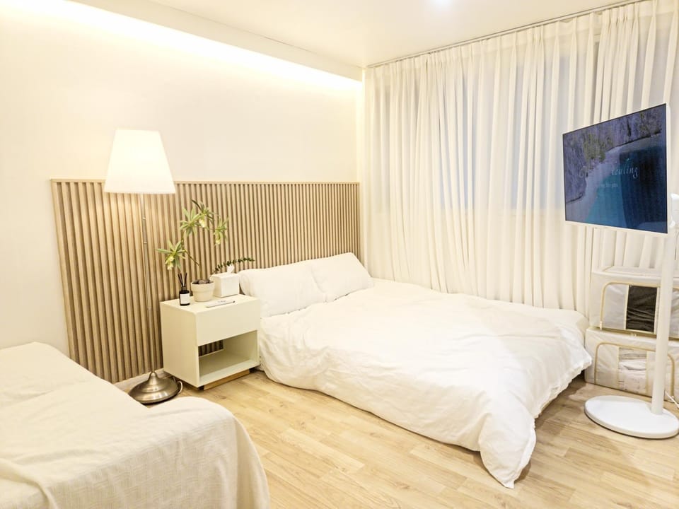 Communal lounge/ TV room, Bed, Bedroom