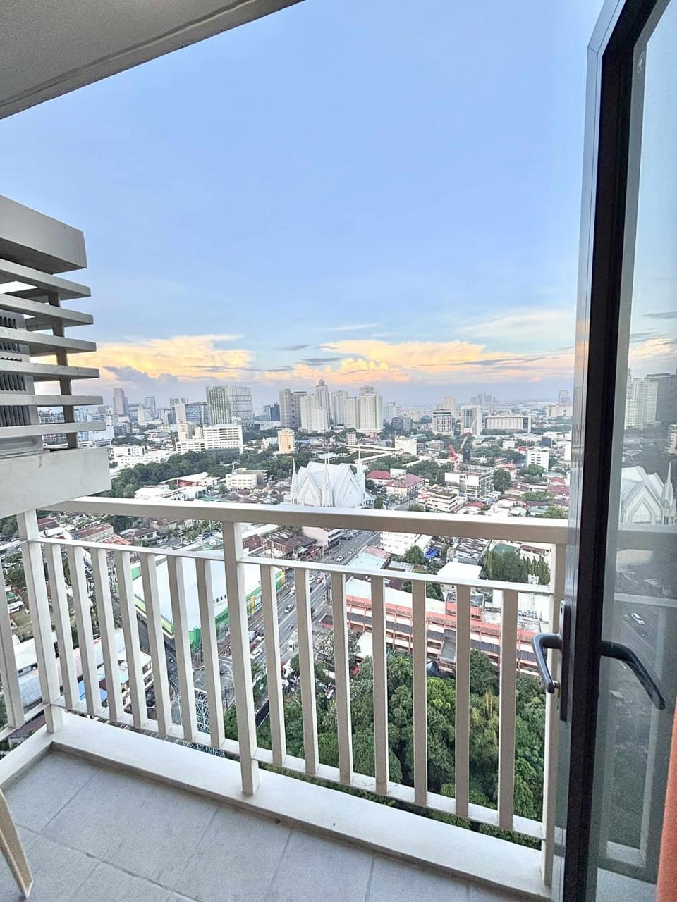NM 1BR Condo with Balcony at Horizons 101 Apartment hotel in Lapu-Lapu City