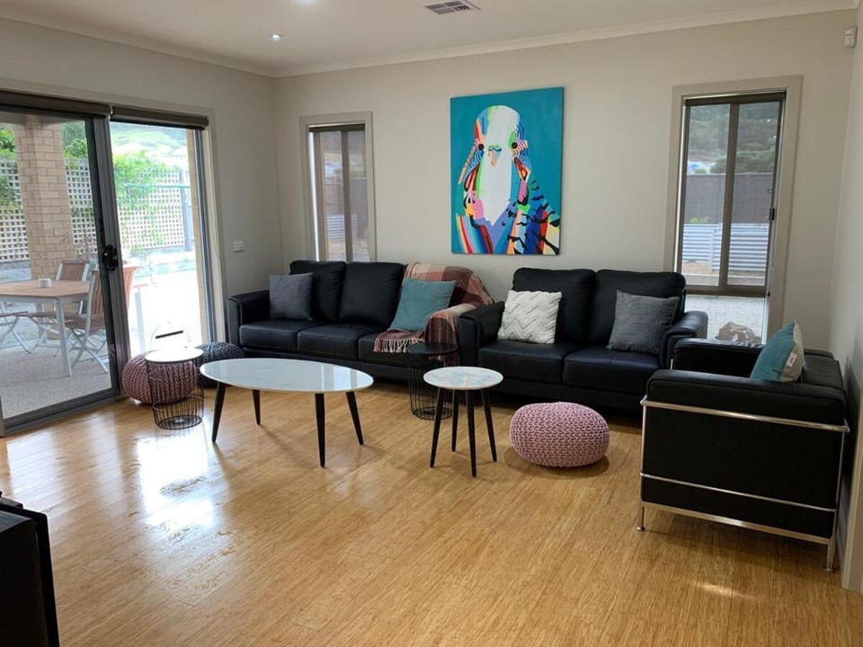 Large Five Bdrm Home Near Beach House in Apollo Bay