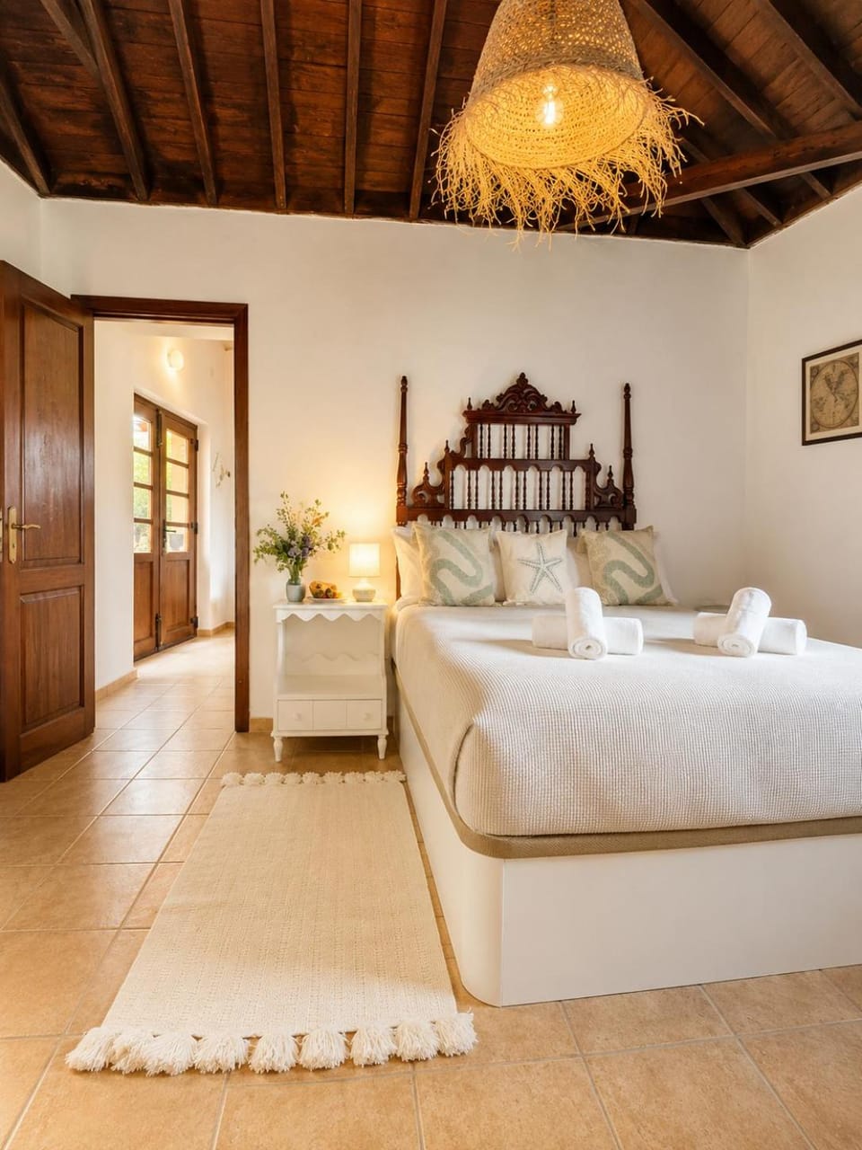 Bed, Photo of the whole room, Seating area, Bedroom
