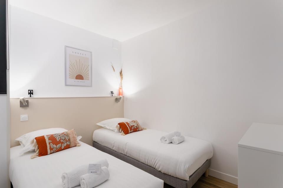 Photo of the whole room, Bedroom