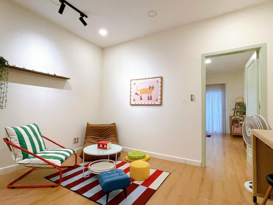 Photo of the whole room, Seating area