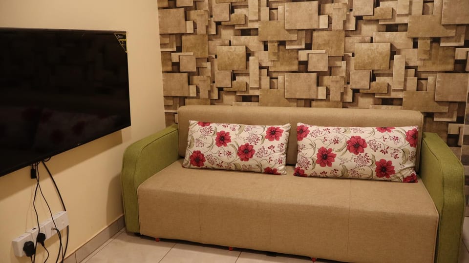Communal lounge/ TV room, Bed, TV and multimedia, Living room, Seating area, Evening entertainment