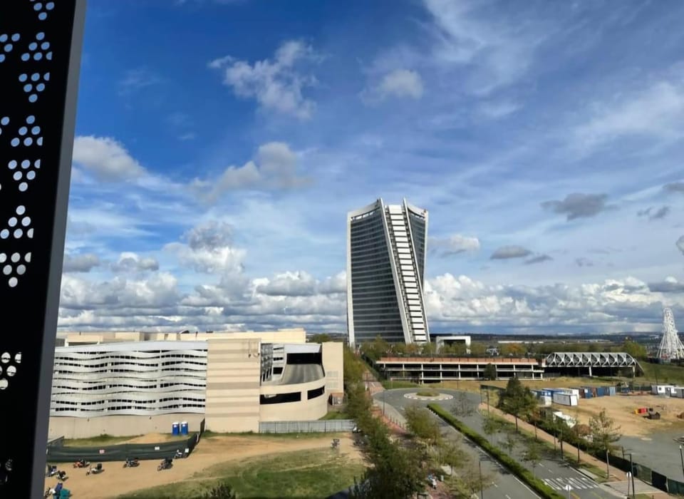 Ellipse Luxurious Tamarind Green Studio Experience Apartment in Sandton