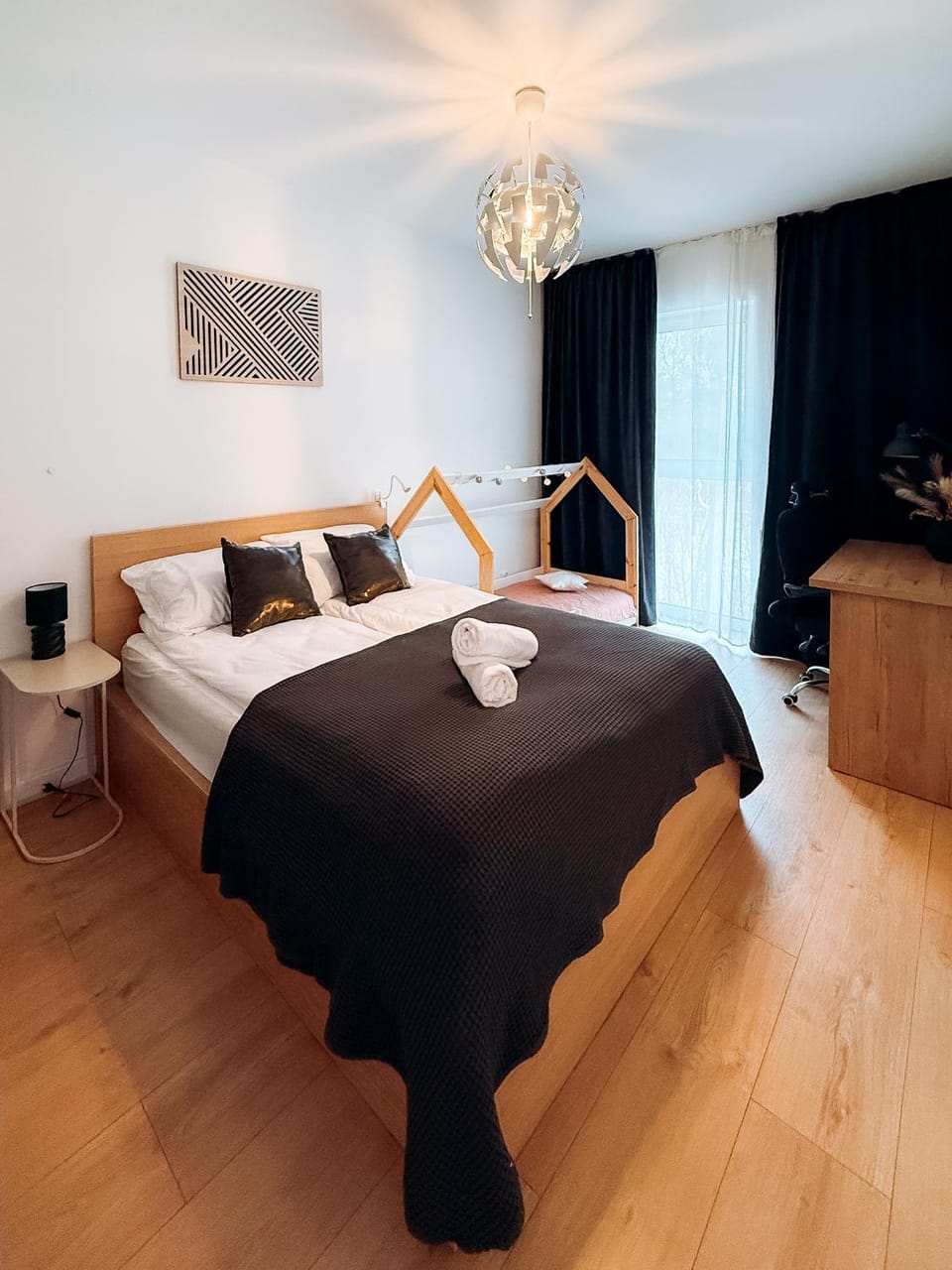 Bed, Photo of the whole room, Bedroom, towels