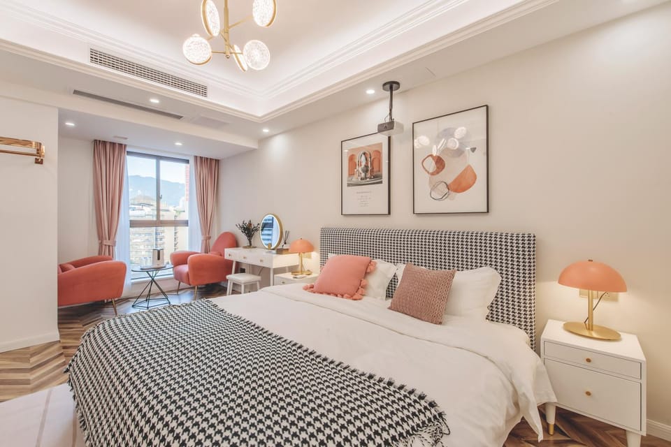 Bed, Photo of the whole room, Seating area, Bedroom