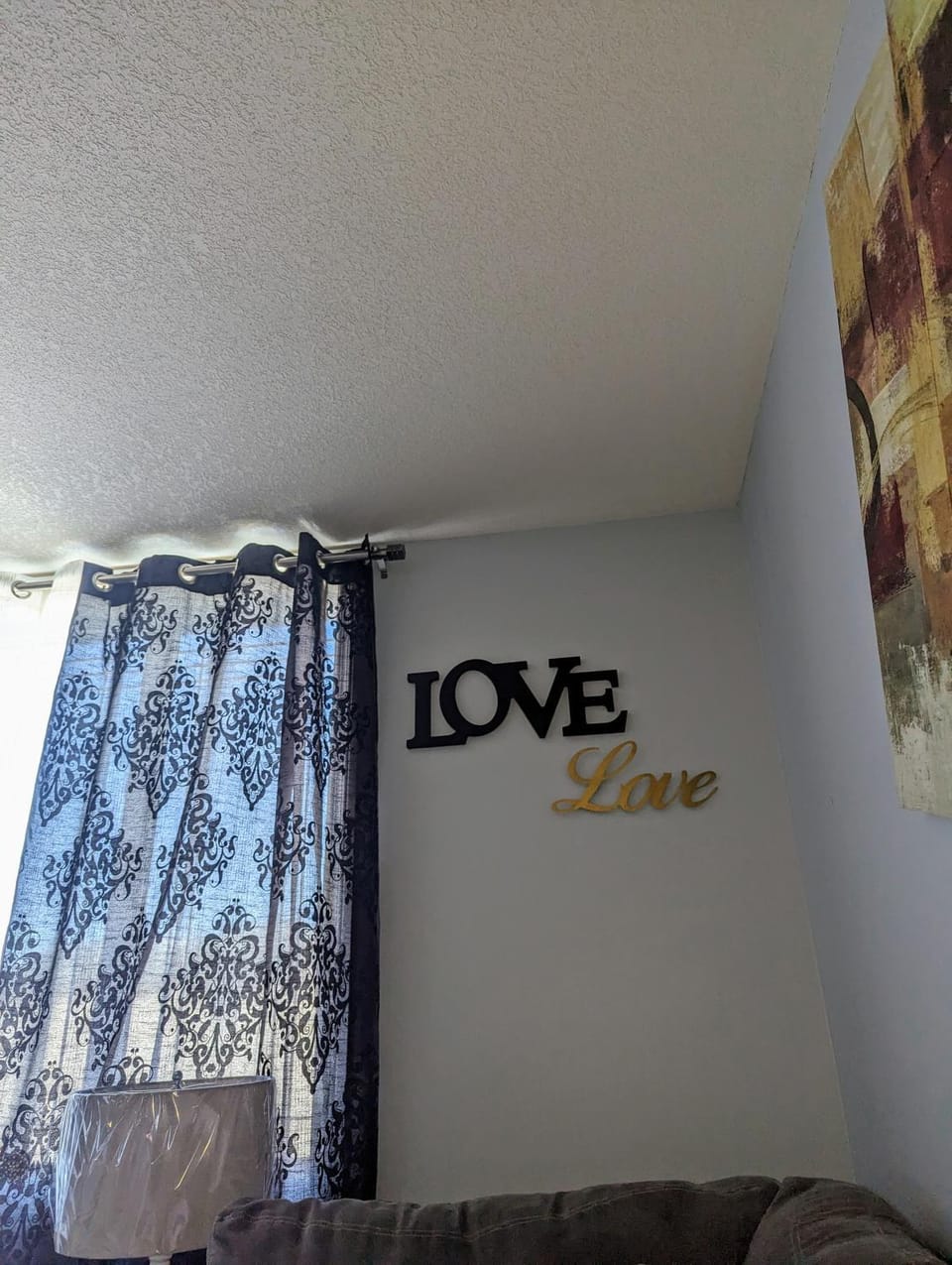 Photo of the whole room, Text overlay