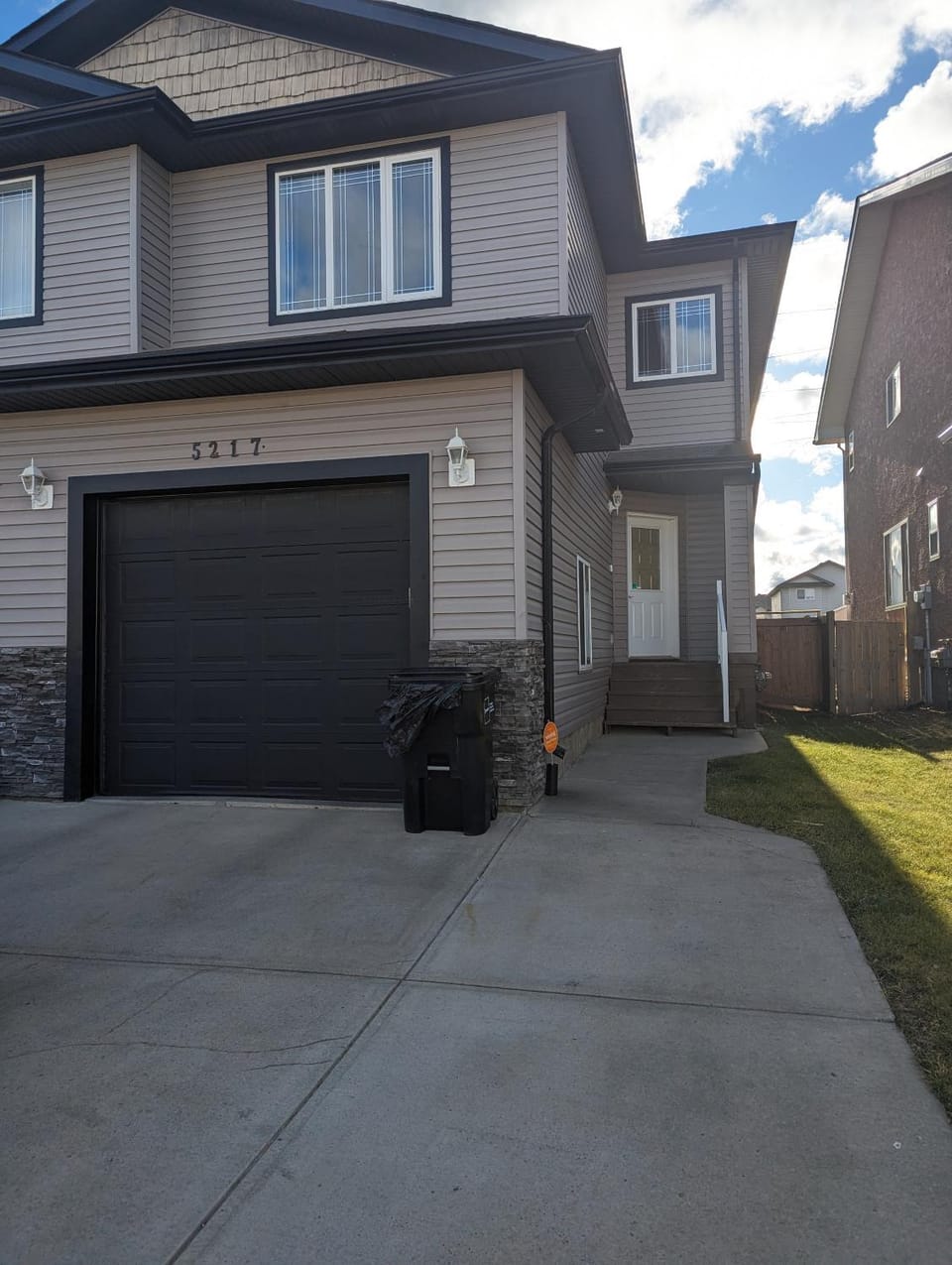 Property building, Day, Neighbourhood, Garden view, Street view