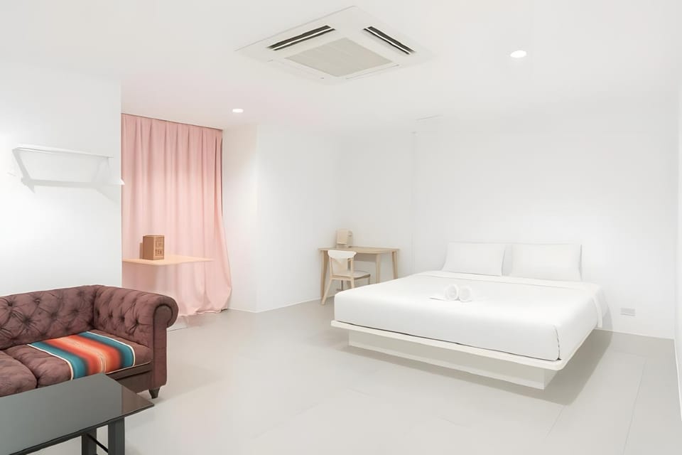 Bed, Photo of the whole room, Seating area, Bedroom, air conditioner