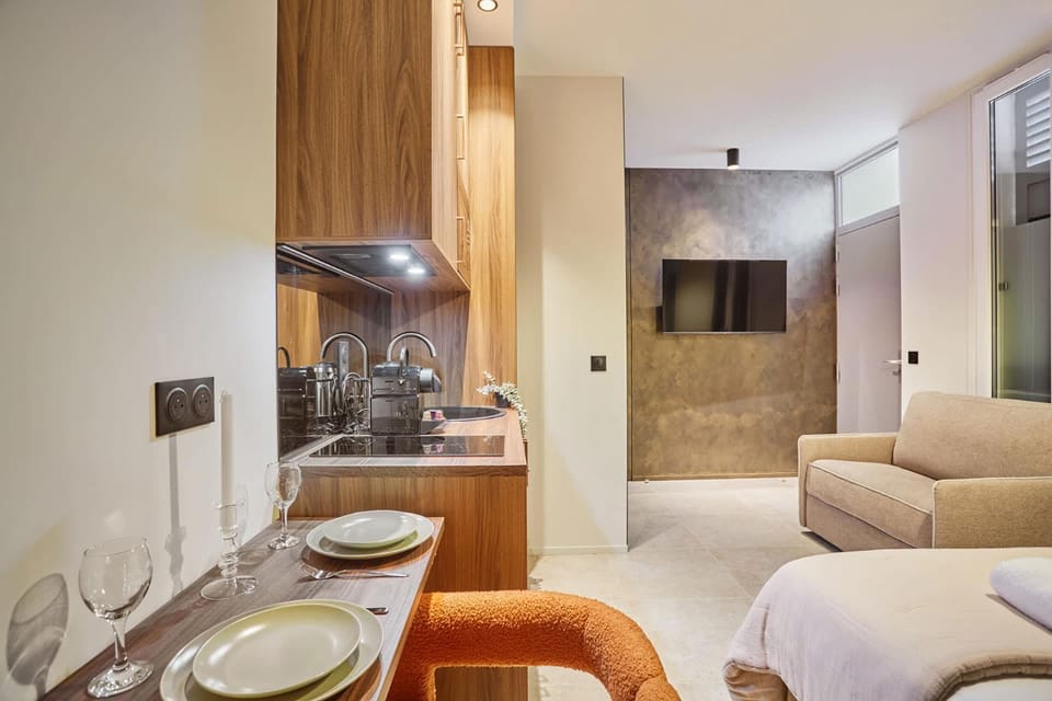 Kitchen or kitchenette, Dining area