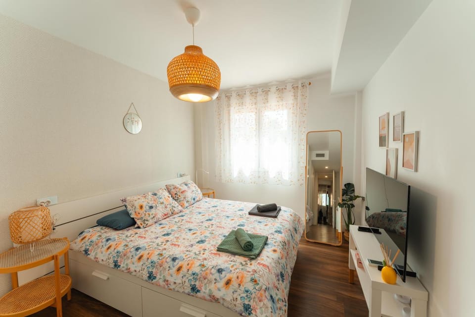 Bed, TV and multimedia, Bedroom, towels
