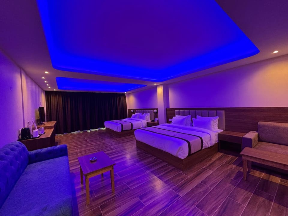 Bed, TV and multimedia, Photo of the whole room, Seating area, Bedroom