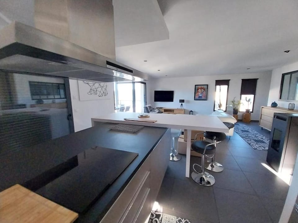 TV and multimedia, Kitchen or kitchenette, Seating area