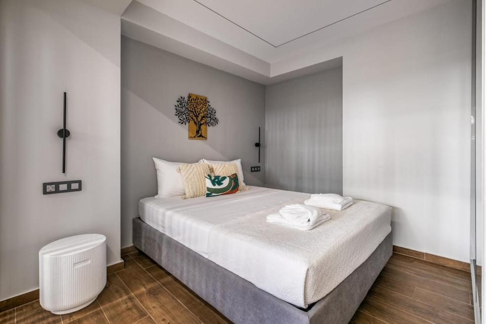 Bed, towels, air conditioner