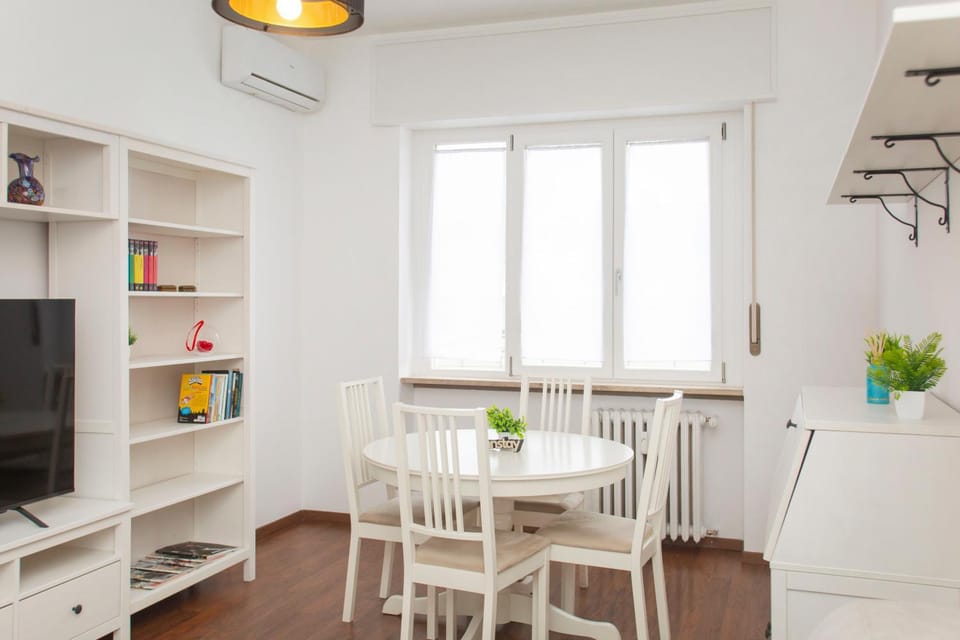 TV and multimedia, Kitchen or kitchenette, Living room, Seating area, Dining area, Evening entertainment, air conditioner