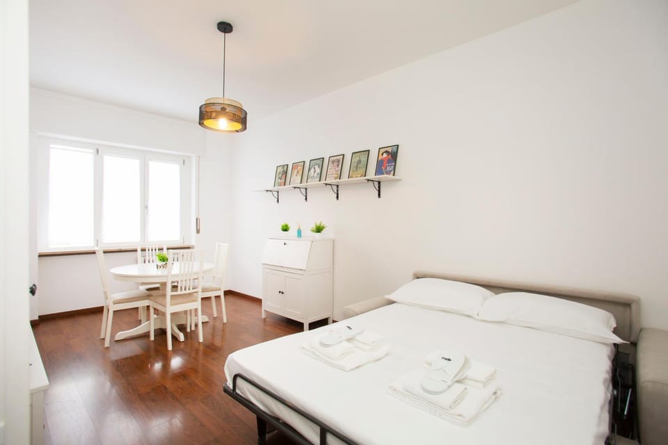 Bed, Photo of the whole room, Dining area, Bedroom, towels